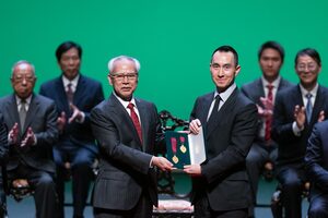 Melco’s “House of Dancing Water” awarded Macao SAR Government’s Medal of Merit – Tourism